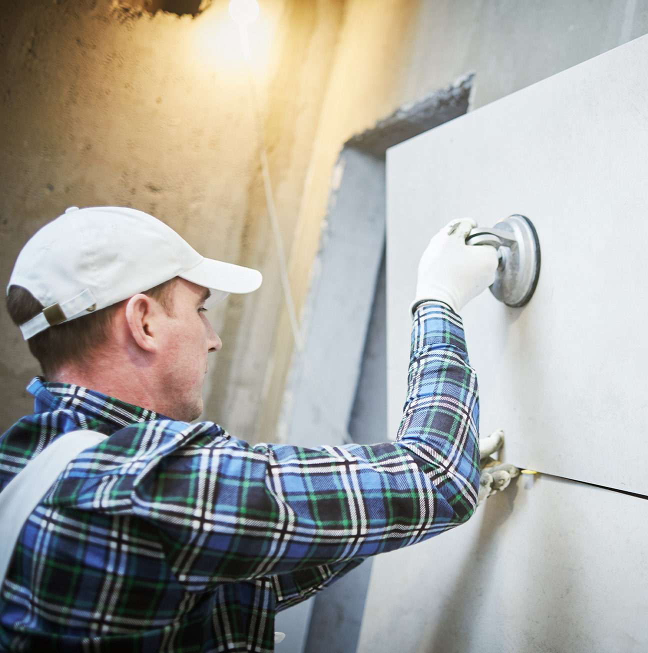 Arbeiter am Fliesenkleben