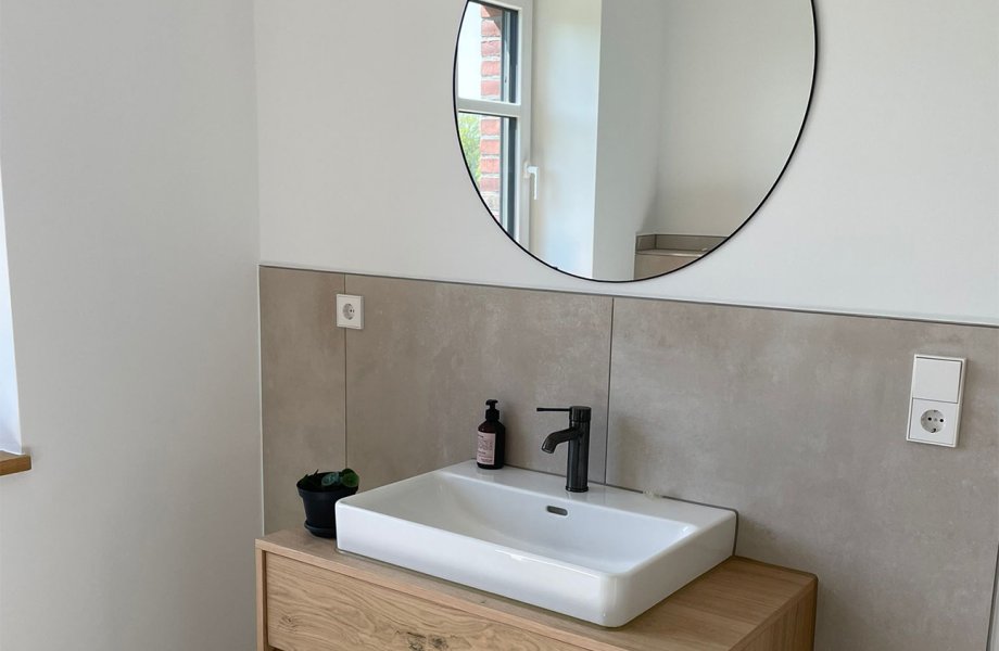 Modernes Bad mit Rundem Spiegel